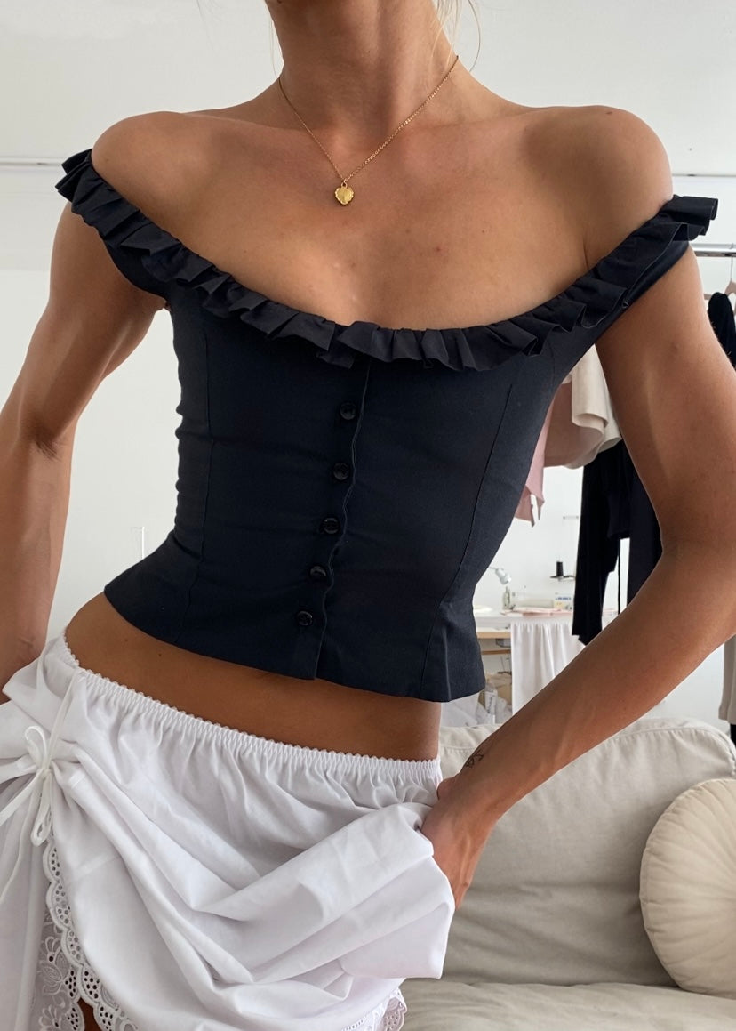 Delicate Ruffle top in black